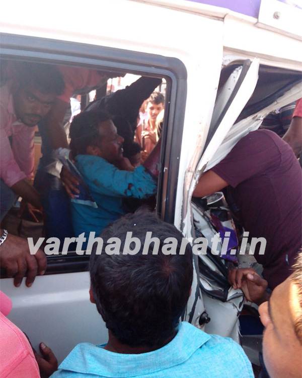 ಬ್ರಹ್ಮಾವರ ಸಮೀಪ ಹೇರೂರು ಸೇತುವೆಯಲ್ಲಿ ಖಾಸಗಿ ಬಸ್, ಆಂಬುಲೆನ್ಸ್ ಢಿಕ್ಕಿ